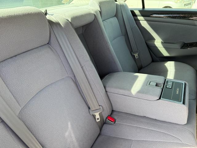 クラウン ロイヤルサルーン　ロイヤルサルーン・禁煙車・黒木目パネル・クルーズコントロール・クリアランスソナー・純正ナビ・バックモニター・パワーシート・スマートキー・プッシュスタート・ステアリングスイッチ・純正アルミ・ＥＴＣ（41枚目）