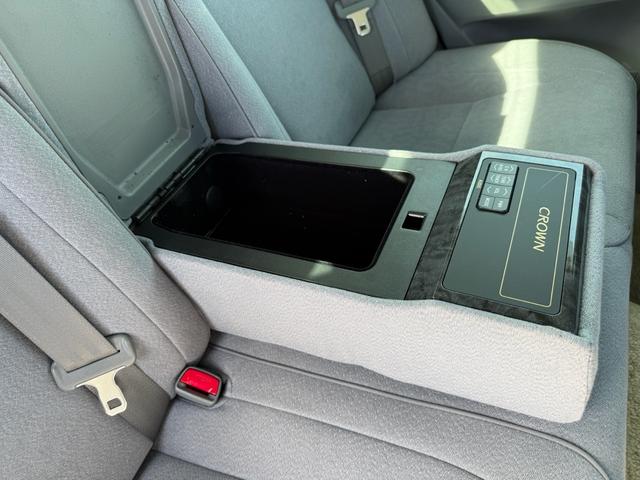 クラウン ロイヤルサルーン　ロイヤルサルーン・禁煙車・黒木目パネル・クルーズコントロール・クリアランスソナー・純正ナビ・バックモニター・パワーシート・スマートキー・プッシュスタート・ステアリングスイッチ・純正アルミ・ＥＴＣ（43枚目）