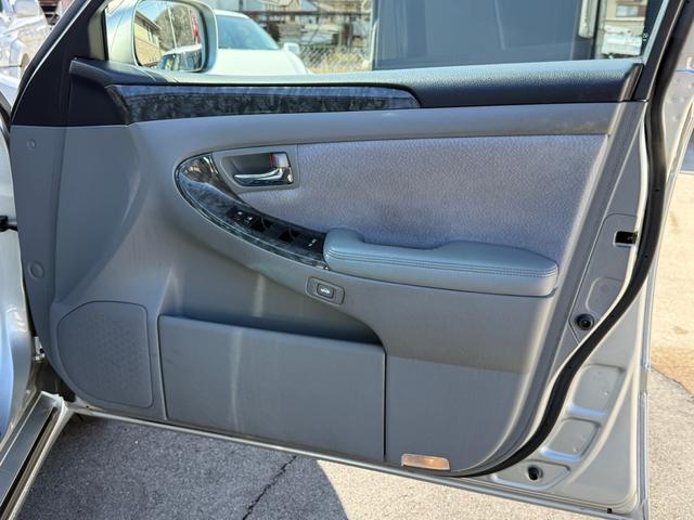 クラウン ロイヤルサルーン　ロイヤルサルーン・禁煙車・黒木目パネル・クルーズコントロール・クリアランスソナー・純正ナビ・バックモニター・パワーシート・スマートキー・プッシュスタート・ステアリングスイッチ・純正アルミ・ＥＴＣ（45枚目）