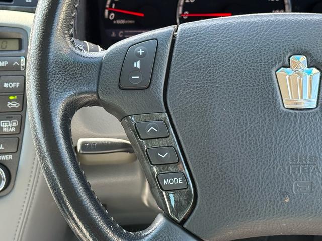 クラウン ロイヤルサルーン　ロイヤルサルーン・禁煙車・黒木目パネル・クルーズコントロール・クリアランスソナー・純正ナビ・バックモニター・パワーシート・スマートキー・プッシュスタート・ステアリングスイッチ・純正アルミ・ＥＴＣ（55枚目）