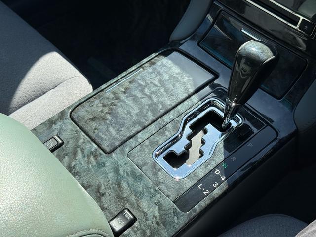 クラウン ロイヤルサルーン　ロイヤルサルーン・禁煙車・黒木目パネル・クルーズコントロール・クリアランスソナー・純正ナビ・バックモニター・パワーシート・スマートキー・プッシュスタート・ステアリングスイッチ・純正アルミ・ＥＴＣ（63枚目）