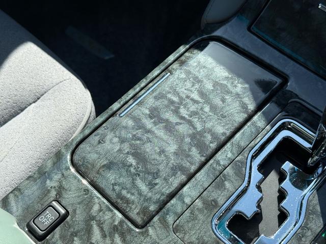 クラウン ロイヤルサルーン　ロイヤルサルーン・禁煙車・黒木目パネル・クルーズコントロール・クリアランスソナー・純正ナビ・バックモニター・パワーシート・スマートキー・プッシュスタート・ステアリングスイッチ・純正アルミ・ＥＴＣ（66枚目）