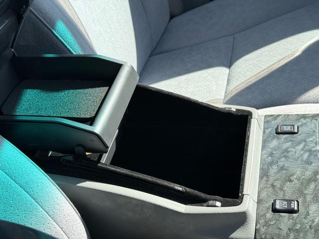 クラウン ロイヤルサルーン　ロイヤルサルーン・禁煙車・黒木目パネル・クルーズコントロール・クリアランスソナー・純正ナビ・バックモニター・パワーシート・スマートキー・プッシュスタート・ステアリングスイッチ・純正アルミ・ＥＴＣ（70枚目）