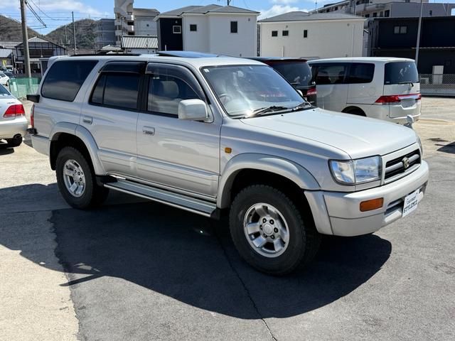 ハイラックスサーフ ＳＳＲ－Ｘ　ワイド　ＳＳＲ－Ｘ・雹害車・禁煙車・本州仕入れ・前期・サンルーフ・ワイドボディ・背面タイヤ・パートタイム四駆・ルーフレール・リアスポイラー・純正１６インチアルミ・スタッドレス／ジオランダー（4枚目）