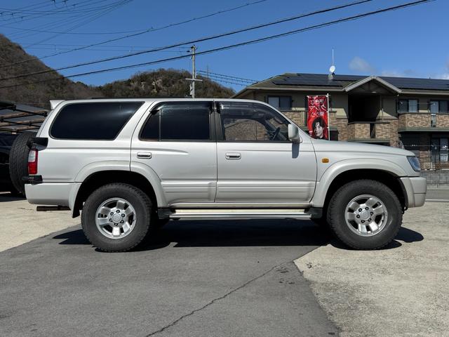 ハイラックスサーフ ＳＳＲ－Ｘ　ワイド　ＳＳＲ－Ｘ・雹害車・禁煙車・本州仕入れ・前期・サンルーフ・ワイドボディ・背面タイヤ・パートタイム四駆・ルーフレール・リアスポイラー・純正１６インチアルミ・スタッドレス／ジオランダー（8枚目）