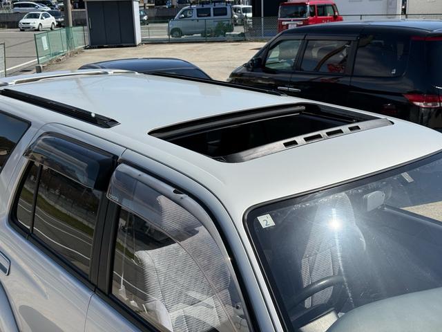 ハイラックスサーフ ＳＳＲ－Ｘ　ワイド　ＳＳＲ－Ｘ・雹害車・禁煙車・本州仕入れ・前期・サンルーフ・ワイドボディ・背面タイヤ・パートタイム四駆・ルーフレール・リアスポイラー・純正１６インチアルミ・スタッドレス／ジオランダー（30枚目）