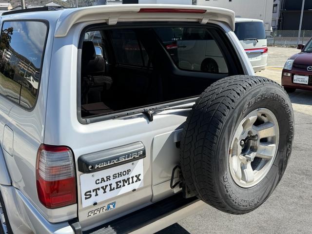 ハイラックスサーフ ＳＳＲ－Ｘ　ワイド　ＳＳＲ－Ｘ・雹害車・禁煙車・本州仕入れ・前期・サンルーフ・ワイドボディ・背面タイヤ・パートタイム四駆・ルーフレール・リアスポイラー・純正１６インチアルミ・スタッドレス／ジオランダー（32枚目）