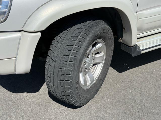ハイラックスサーフ ＳＳＲ－Ｘ　ワイド　ＳＳＲ－Ｘ・雹害車・禁煙車・本州仕入れ・前期・サンルーフ・ワイドボディ・背面タイヤ・パートタイム四駆・ルーフレール・リアスポイラー・純正１６インチアルミ・スタッドレス／ジオランダー（35枚目）
