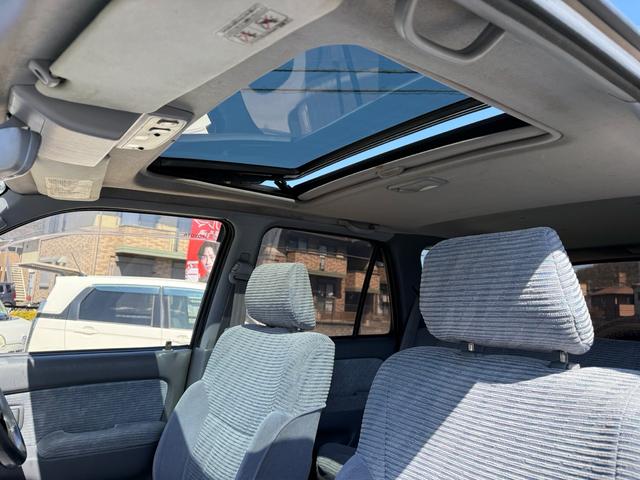 ハイラックスサーフ ＳＳＲ－Ｘ　ワイド　ＳＳＲ－Ｘ・雹害車・禁煙車・本州仕入れ・前期・サンルーフ・ワイドボディ・背面タイヤ・パートタイム四駆・ルーフレール・リアスポイラー・純正１６インチアルミ・スタッドレス／ジオランダー（68枚目）