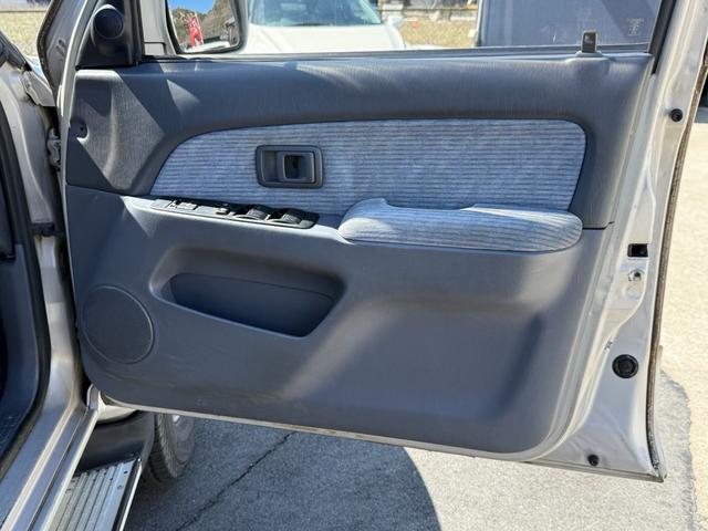 ハイラックスサーフ ＳＳＲ－Ｘ　ワイド　ＳＳＲ－Ｘ・雹害車・禁煙車・本州仕入れ・前期・サンルーフ・ワイドボディ・背面タイヤ・パートタイム四駆・ルーフレール・リアスポイラー・純正１６インチアルミ・スタッドレス／ジオランダー（73枚目）