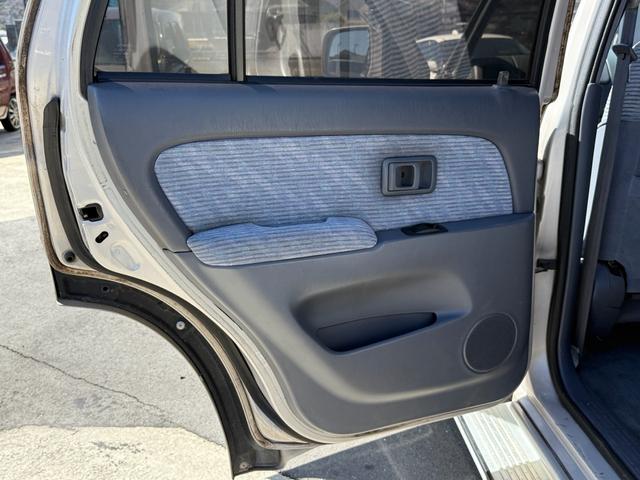 ハイラックスサーフ ＳＳＲ－Ｘ　ワイド　ＳＳＲ－Ｘ・雹害車・禁煙車・本州仕入れ・前期・サンルーフ・ワイドボディ・背面タイヤ・パートタイム四駆・ルーフレール・リアスポイラー・純正１６インチアルミ・スタッドレス／ジオランダー（74枚目）