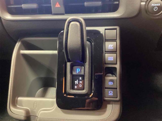 シエンタ ハイブリッドＺ　ＥＴＣ　全周囲カメラ　純正１０．５インチディスプレイ　ＴＶ　オートクルーズコントロール　レーンアシスト　両側電動スライドドア　オートマチックハイビーム　オートライト　スマートキー　電動格納ミラー（14枚目）