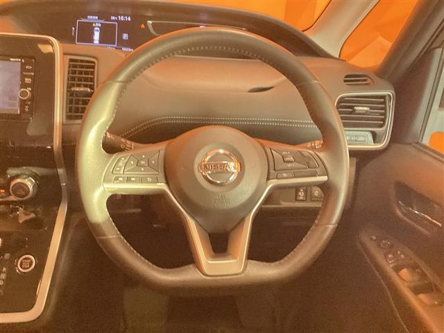 セレナ ハイウェイスター　Ｖセレクション　ナビ　バックカメラ　後席モニター　両側電動スライドドア　純正アルミホイール　クルーズコントロール　衝突被害軽減ブレーキ　フォグライト　アイドリングストップ　シートバックテーブル　電動格納式ミラー（6枚目）