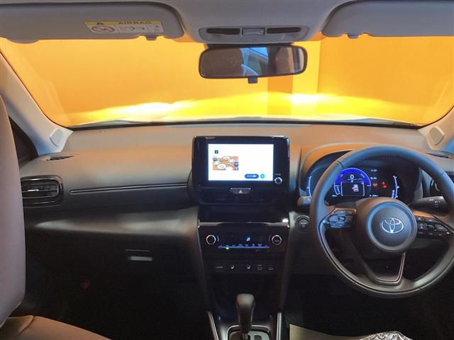 ヤリスクロス ハイブリッドＺ　全周囲カメラ　クリアランスソナー　オートクルーズコントロール　レーンアシスト　衝突被害軽減システム　ナビ　ＴＶ　オートマチックハイビーム　オートライト　ＬＥＤヘッドランプ　アルミホイール　スマートキー（5枚目）