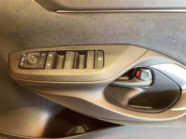 ヤリスクロス ハイブリッドＺ　全周囲カメラ　クリアランスソナー　オートクルーズコントロール　レーンアシスト　衝突被害軽減システム　ナビ　ＴＶ　オートマチックハイビーム　オートライト　ＬＥＤヘッドランプ　アルミホイール　スマートキー（14枚目）