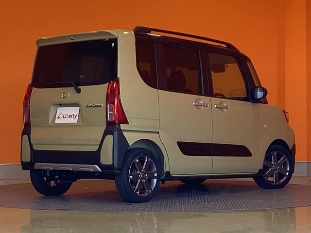 タント ファンクロスターボ　衝突軽減Ｂ　パノラマモニター　両側自動ドア　電子パーキング　ＬＥＤヘッドライト　フォグライト　スマートキー　プッシュスタート　アイドリングストップ　ステアリングスイッチ　純正アルミホイール（18枚目）