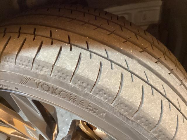 カローラツーリング ハイブリッド　ダブルバイビー　トヨタセーフティセンス　純正ディスプレイ　Ｂｌｕｅｔｏｏｔｈ対応　ＴＶ　Ｂカメラ　ＥＴＣ２．０　アダプティブクルーズコントロール　電子パーキング　ＬＥＤヘッドライト　フォグライト　スマートキー（24枚目）