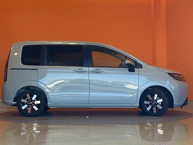 フリード エアー　ＥＸ　登録済未使用車　禁煙車　ＨｏｎｄａＳＥＮＳＩＮＧ　アダプティブクルーズコントロール　電子パーキング　両側自動ドア　ブラインドスポットモニター　ＬＥＤヘッドライト　スマートキー　プッシュスタート（17枚目）