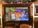 TV付きの車となっております。ドライブの合間の休憩中に気になる番組を見ることができます。
