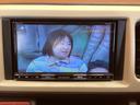 TV付きの車となっております。ドライブの合間の休憩中に気になる番組を見ることができます。