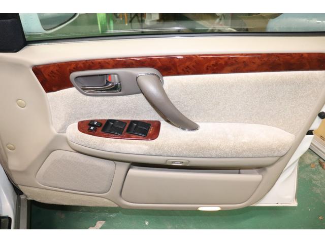 クラウン ロイヤルエクストラリミテッド　ワンオーナー　走行２１０００キロ　禁煙車　キーレス　パワーシート　ロイヤルサウンドシステム（11枚目）