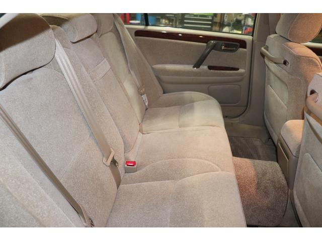 クラウン ロイヤルエクストラリミテッド　ワンオーナー　走行２１０００キロ　禁煙車　キーレス　パワーシート　ロイヤルサウンドシステム（13枚目）