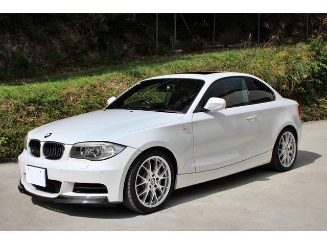 １シリーズ １３５ｉ　後期　サンルーフ　赤革シート　Ｍスポーツ　Ｐｅｒｆｏｒｍａｎｃｅブレーキシステム　ＨＤＤナビ　ハーマンカードンサウンドシステム　ワーク製１８インチアルミホイール　シートヒーター　トランクスポイラー（2枚目）