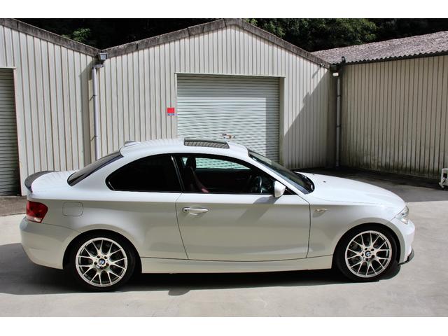 １シリーズ １３５ｉ　後期　サンルーフ　赤革シート　Ｍスポーツ　Ｐｅｒｆｏｒｍａｎｃｅブレーキシステム　ＨＤＤナビ　ハーマンカードンサウンドシステム　ワーク製１８インチアルミホイール　シートヒーター　トランクスポイラー（5枚目）