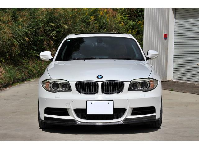 １シリーズ １３５ｉ　後期　サンルーフ　赤革シート　Ｍスポーツ　Ｐｅｒｆｏｒｍａｎｃｅブレーキシステム　ＨＤＤナビ　ハーマンカードンサウンドシステム　ワーク製１８インチアルミホイール　シートヒーター　トランクスポイラー（7枚目）
