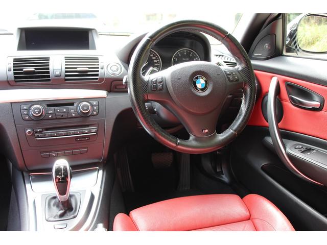 １シリーズ １３５ｉ　後期　サンルーフ　赤革シート　Ｍスポーツ　Ｐｅｒｆｏｒｍａｎｃｅブレーキシステム　ＨＤＤナビ　ハーマンカードンサウンドシステム　ワーク製１８インチアルミホイール　シートヒーター　トランクスポイラー（8枚目）