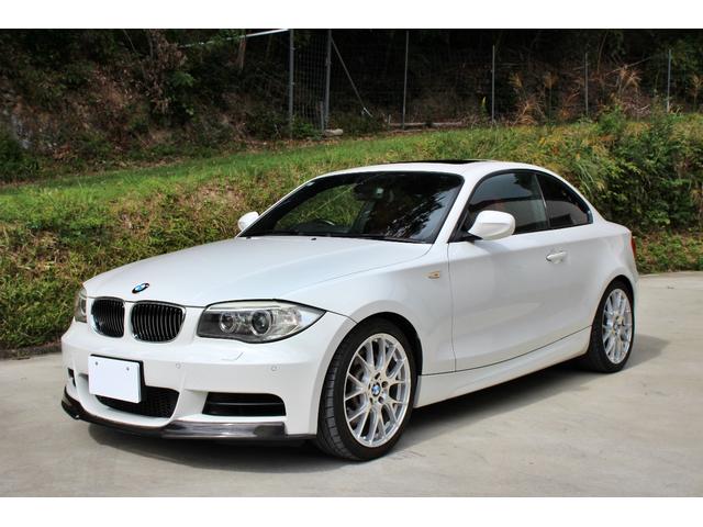 １シリーズ １３５ｉ　後期　サンルーフ　赤革シート　Ｍスポーツ　Ｐｅｒｆｏｒｍａｎｃｅブレーキシステム　ＨＤＤナビ　ハーマンカードンサウンドシステム　ワーク製１８インチアルミホイール　シートヒーター　トランクスポイラー（15枚目）