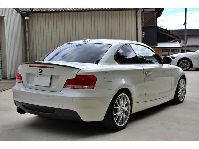 １シリーズ １３５ｉ　後期　サンルーフ　赤革シート　Ｍスポーツ　Ｐｅｒｆｏｒｍａｎｃｅブレーキシステム　ＨＤＤナビ　ハーマンカードンサウンドシステム　ワーク製１８インチアルミホイール　シートヒーター　トランクスポイラー（19枚目）