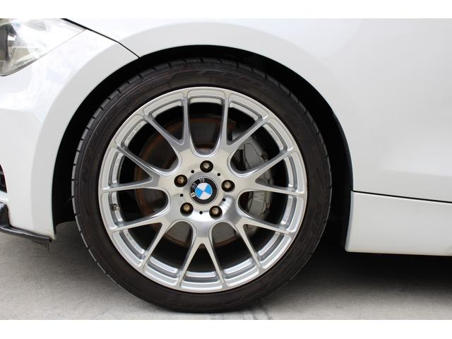 １シリーズ １３５ｉ　後期　サンルーフ　赤革シート　Ｍスポーツ　Ｐｅｒｆｏｒｍａｎｃｅブレーキシステム　ＨＤＤナビ　ハーマンカードンサウンドシステム　ワーク製１８インチアルミホイール　シートヒーター　トランクスポイラー（20枚目）