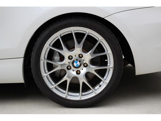１シリーズ １３５ｉ　後期　サンルーフ　赤革シート　Ｍスポーツ　Ｐｅｒｆｏｒｍａｎｃｅブレーキシステム　ＨＤＤナビ　ハーマンカードンサウンドシステム　ワーク製１８インチアルミホイール　シートヒーター　トランクスポイラー（21枚目）