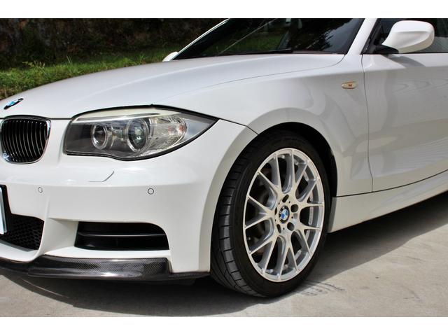 １シリーズ １３５ｉ　後期　サンルーフ　赤革シート　Ｍスポーツ　Ｐｅｒｆｏｒｍａｎｃｅブレーキシステム　ＨＤＤナビ　ハーマンカードンサウンドシステム　ワーク製１８インチアルミホイール　シートヒーター　トランクスポイラー（24枚目）