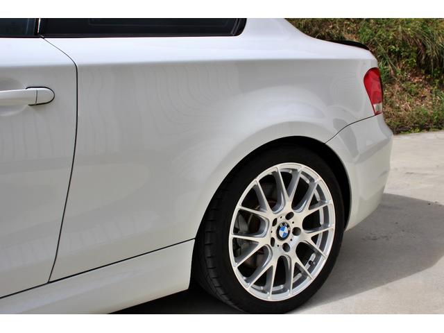 １シリーズ １３５ｉ　後期　サンルーフ　赤革シート　Ｍスポーツ　Ｐｅｒｆｏｒｍａｎｃｅブレーキシステム　ＨＤＤナビ　ハーマンカードンサウンドシステム　ワーク製１８インチアルミホイール　シートヒーター　トランクスポイラー（26枚目）