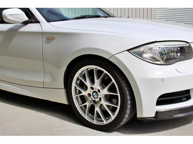 １シリーズ １３５ｉ　後期　サンルーフ　赤革シート　Ｍスポーツ　Ｐｅｒｆｏｒｍａｎｃｅブレーキシステム　ＨＤＤナビ　ハーマンカードンサウンドシステム　ワーク製１８インチアルミホイール　シートヒーター　トランクスポイラー（27枚目）