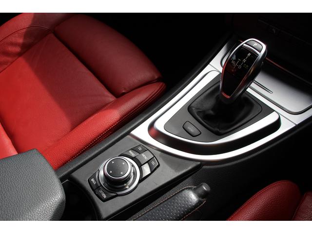 １シリーズ １３５ｉ　後期　サンルーフ　赤革シート　Ｍスポーツ　Ｐｅｒｆｏｒｍａｎｃｅブレーキシステム　ＨＤＤナビ　ハーマンカードンサウンドシステム　ワーク製１８インチアルミホイール　シートヒーター　トランクスポイラー（52枚目）