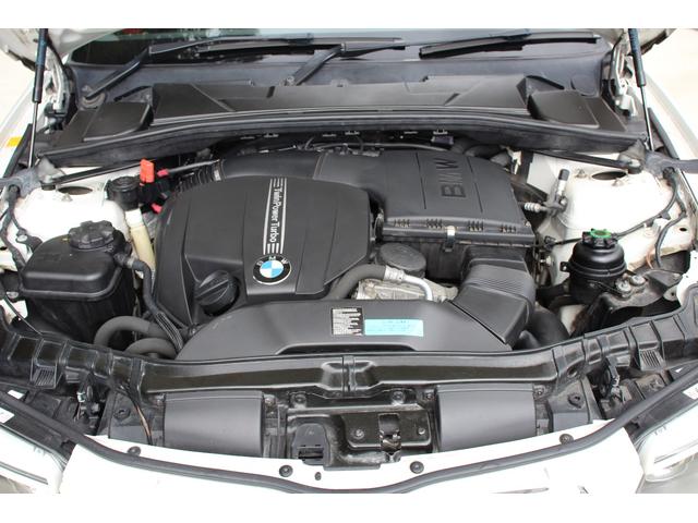 １シリーズ １３５ｉ　後期　サンルーフ　赤革シート　Ｍスポーツ　Ｐｅｒｆｏｒｍａｎｃｅブレーキシステム　ＨＤＤナビ　ハーマンカードンサウンドシステム　ワーク製１８インチアルミホイール　シートヒーター　トランクスポイラー（63枚目）