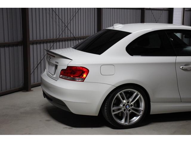 １シリーズ １３５ｉ　後期　７速ＤＣＴ　Ｍスポーツ　革シート　シートヒーター　パワーシート　１８インチアルミホイール　パドルシフト　オートライト　カーボントランクスポイラー　スペアキー１本（4枚目）