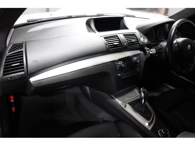 １シリーズ １３５ｉ　後期　７速ＤＣＴ　Ｍスポーツ　革シート　シートヒーター　パワーシート　１８インチアルミホイール　パドルシフト　オートライト　カーボントランクスポイラー　スペアキー１本（50枚目）