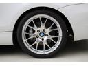 １３５ｉ　後期　サンルーフ　赤革シート　Ｍスポーツ　Ｐｅｒｆｏｒｍａｎｃｅブレーキシステム　ＨＤＤナビ　ハーマンカードンサウンドシステム　ワーク製１８インチアルミホイール　シートヒーター　トランクスポイラー（21枚目）