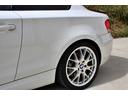 １３５ｉ　後期　サンルーフ　赤革シート　Ｍスポーツ　Ｐｅｒｆｏｒｍａｎｃｅブレーキシステム　ＨＤＤナビ　ハーマンカードンサウンドシステム　ワーク製１８インチアルミホイール　シートヒーター　トランクスポイラー（26枚目）