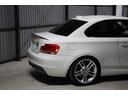 １シリーズ １３５ｉ　後期　７速ＤＣＴ　Ｍスポーツ　革シート　シートヒーター　パワーシート　１８インチアルミホイール　パドルシフト　オートライト　カーボントランクスポイラー　スペアキー１本（4枚目）