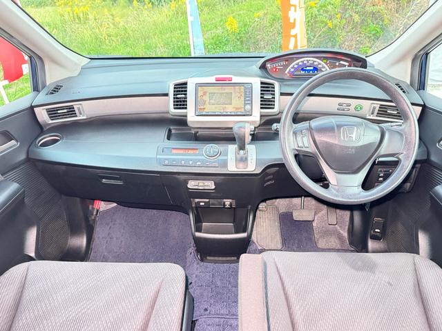 フリード G エアロ バックカメラ/ドライブレコーダー/ETC/キーレス/Bluetooth/ABS/7人乗り/HID/HDDナビ/アルミホイール/左パワースライドドア/オートライト/ステアリングスイッチ/衝突安全ボディー(4枚目)