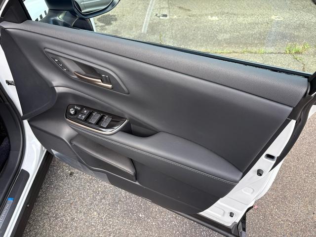 クラウンスポーツ Ｚ　ハイブリッドＺ／パノラマルーフ／ツートン／サイドデカール／ドアポケットゴミ箱／ＡＣドリンクホルダー／ビルトインＥＴＣカバー／インテリアイルミネーション／プロジェクションカーテシイルミ／ラゲージトレイ（15枚目）