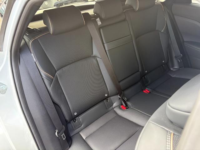 クラウンスポーツ Ｚ　ハイブリッドＺ／パノラマルーフ／ツートン／サイドデカール／ドアポケットゴミ箱／ＡＣドリンクホルダー／ビルトインＥＴＣカバー／インテリアイルミネーション／プロジェクションカーテシイルミ／ラゲージトレイ（22枚目）