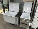 エンゲル製ポータブル冷蔵庫2台搭載,ドリンクや食品の保冷に最適。