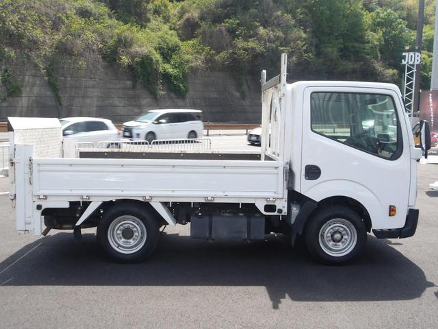アトラストラック ショートスーパーローＤＸ　平ボディ　低床　５ＭＴ　極東垂直パワーゲート昇降荷重６００ｋｇ　左電格ミラー　坂道発進　集中ドアロック　ＰＳ　ＰＷ　ＡＢＳ　ＡＭ／ＦＭラジオ　フォグランプ　シングルタイヤ　ガソリン車　キーレスキー（5枚目）