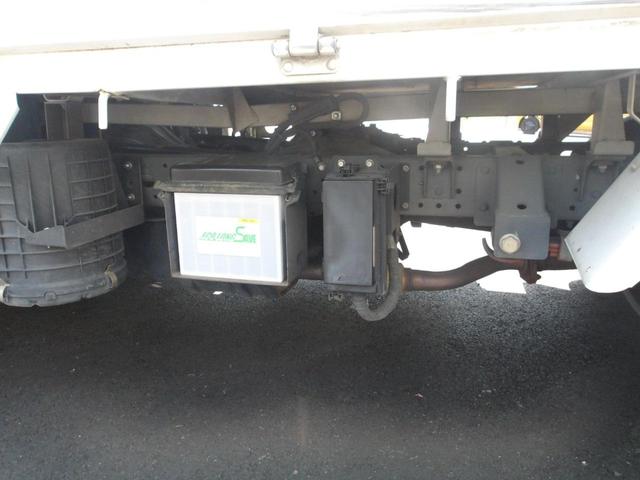 アトラストラック ショートスーパーローＤＸ　平ボディ　低床　５ＭＴ　極東垂直パワーゲート昇降荷重６００ｋｇ　左電格ミラー　坂道発進　集中ドアロック　ＰＳ　ＰＷ　ＡＢＳ　ＡＭ／ＦＭラジオ　フォグランプ　シングルタイヤ　ガソリン車　キーレスキー（16枚目）